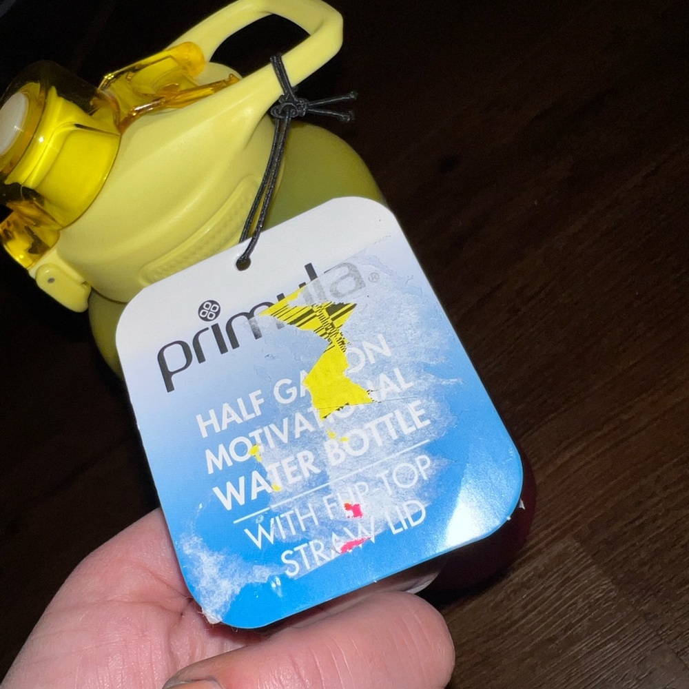 New with Tags Primula Yellow Water Bottle with Flip-Top Lid 64oz - Picture 11 of 11